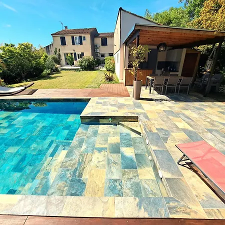 Avec Piscine A Villa *